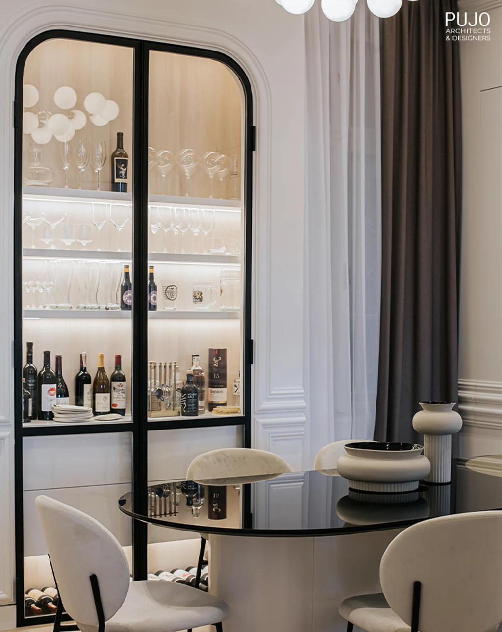 14-pujo-architects-and-designers-portfolio-belgrade-knez-mihailova-interior-dining-table-shelves